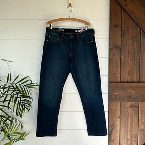 NWT IZOD Straight Fit Men's Jeans Comfort Stretch size 34 G31